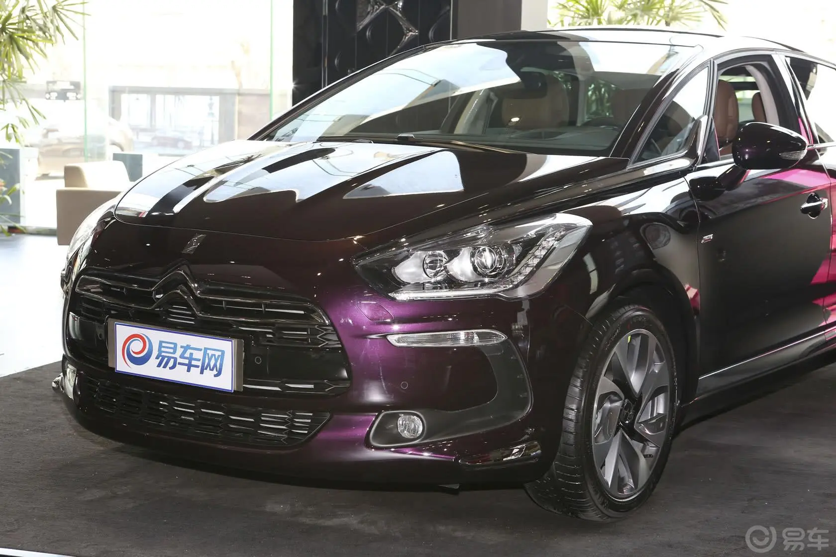 DS 51.6T 手自一体 THP200 尊享版车头局部