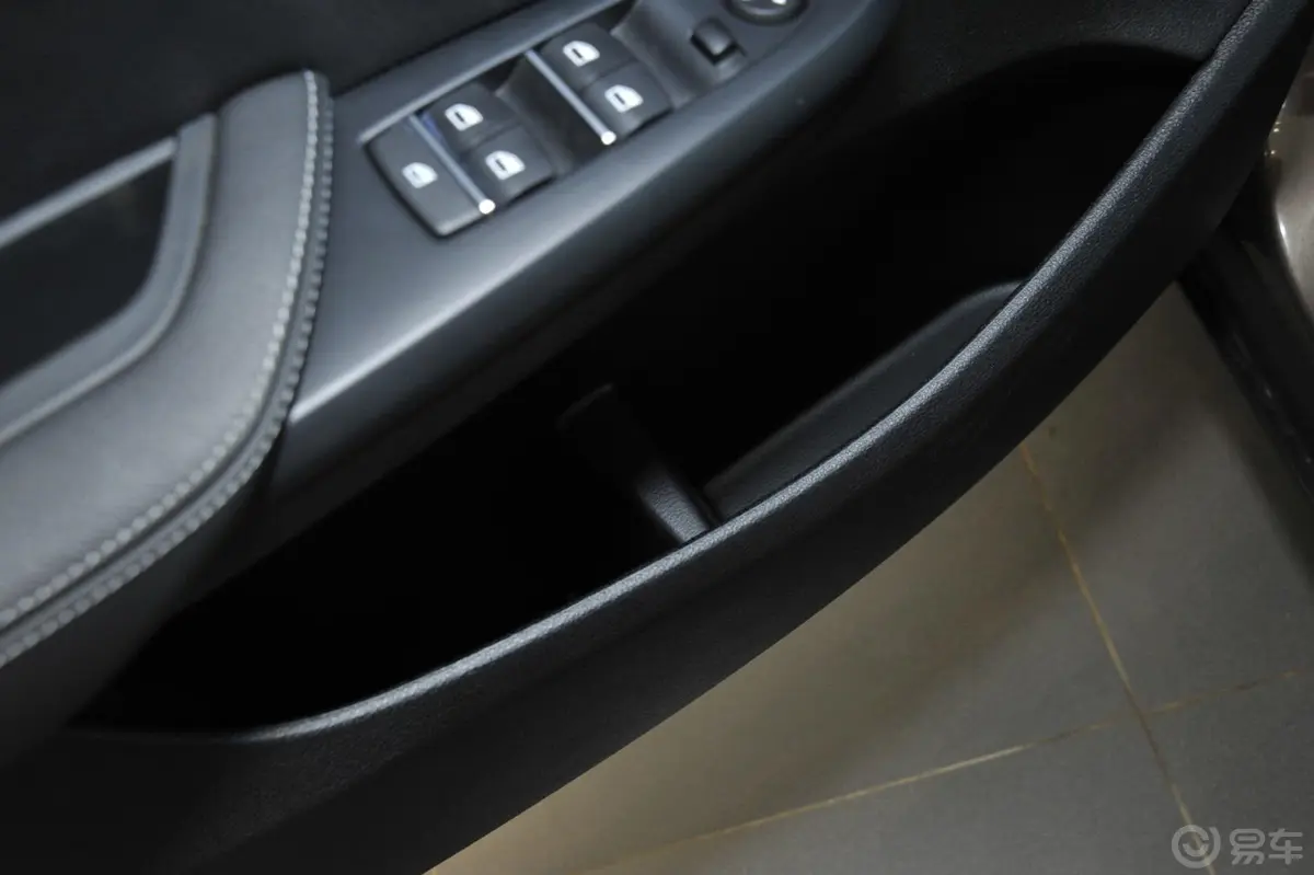 宝马X3(进口)改款 xDrive20i 豪华型驾驶员门储物盒