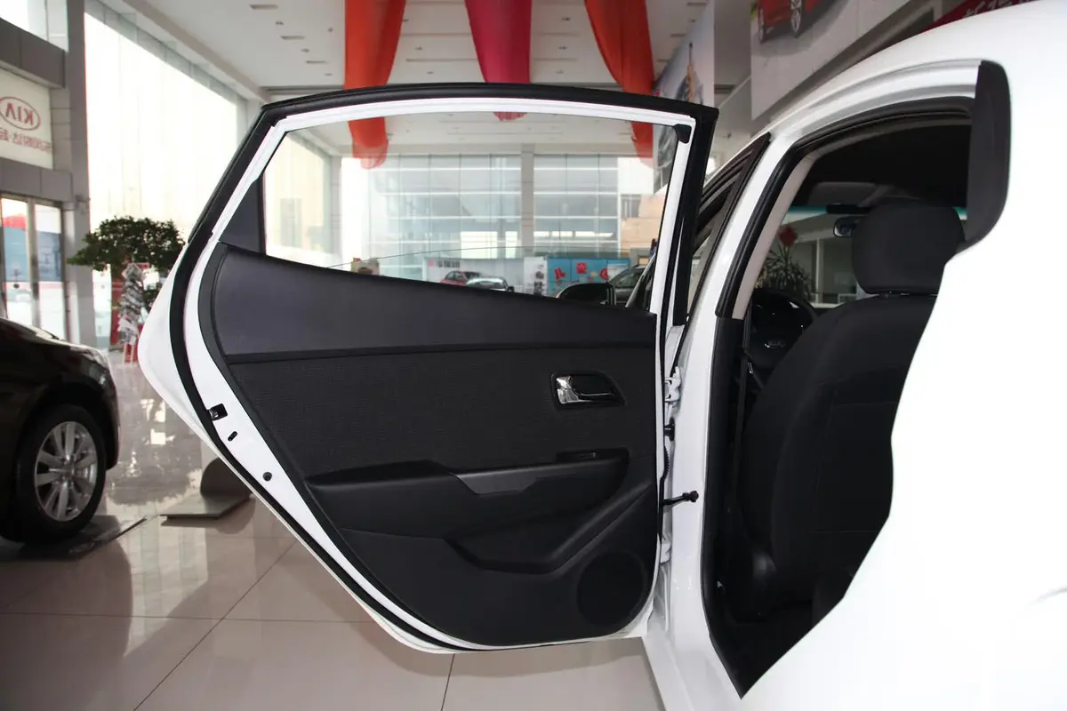 起亚K2三厢 1.4L 自动 GLS 纪念版驾驶员侧车门内门板