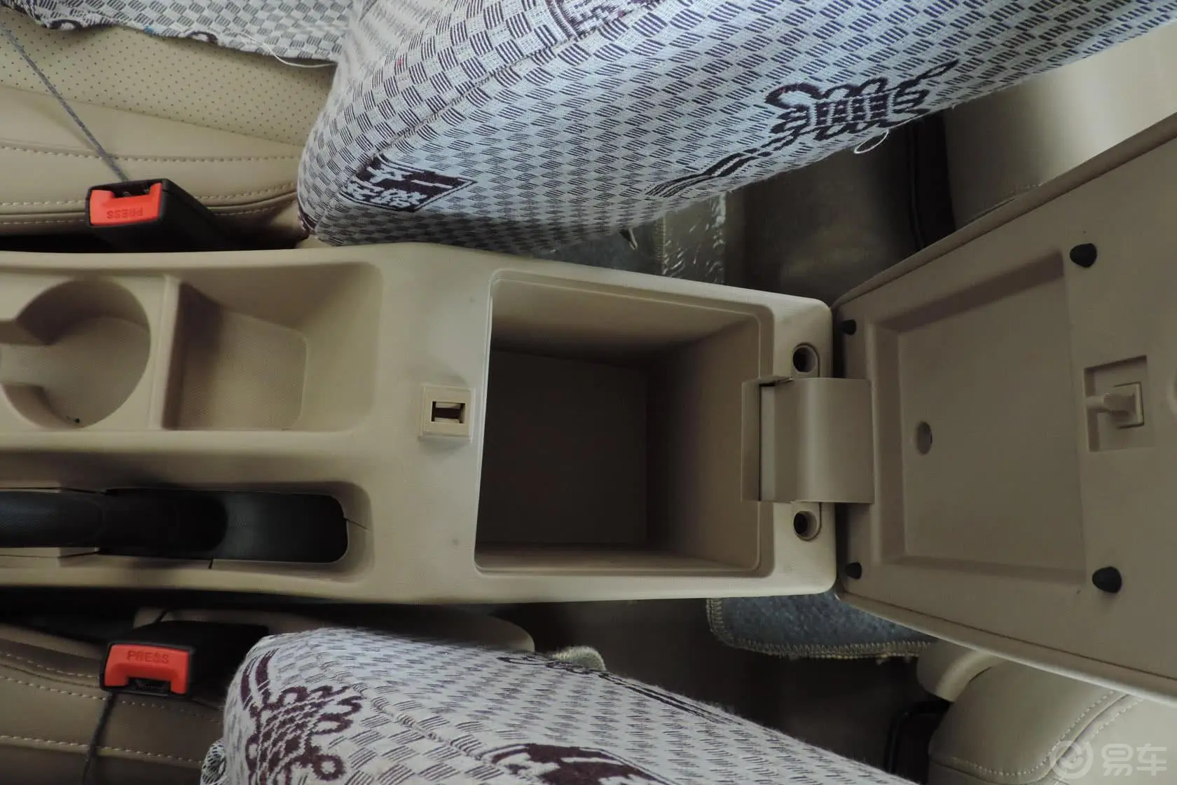 五菱宏光S1.2L S 手动 舒适型前排中央扶手箱空间