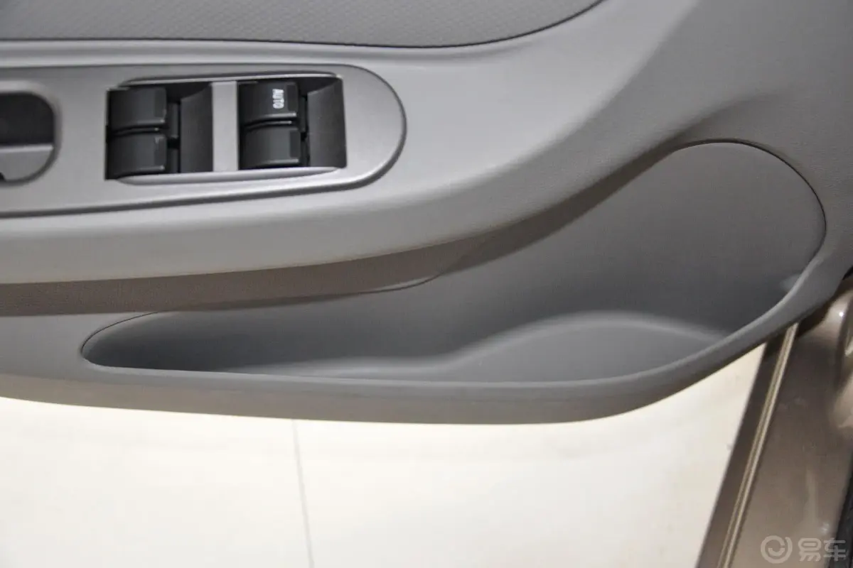 夏利N51.3L 手动 标准型驾驶员门储物盒