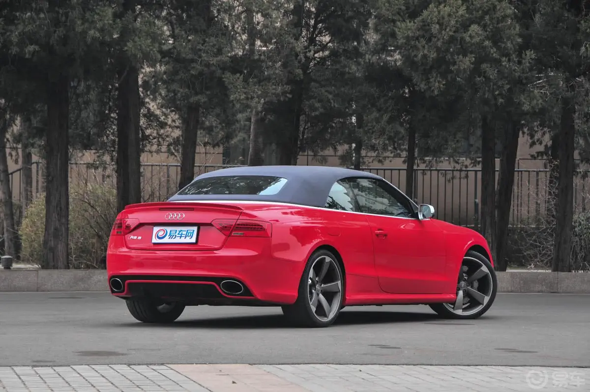 奥迪RS 54.2L 双离合 quattro Cabriolet侧后45度车头向右水平