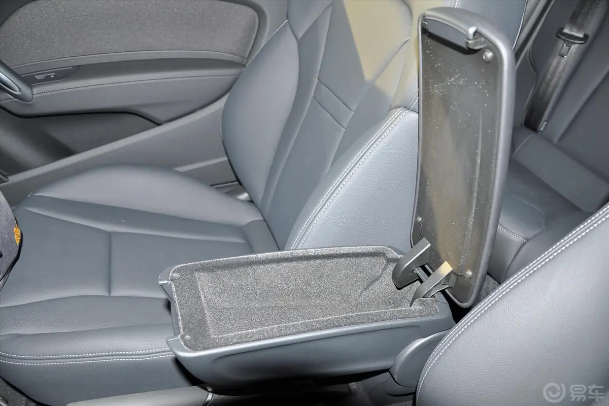 奥迪A130 TFSI 舒适型前排中央扶手箱空间
