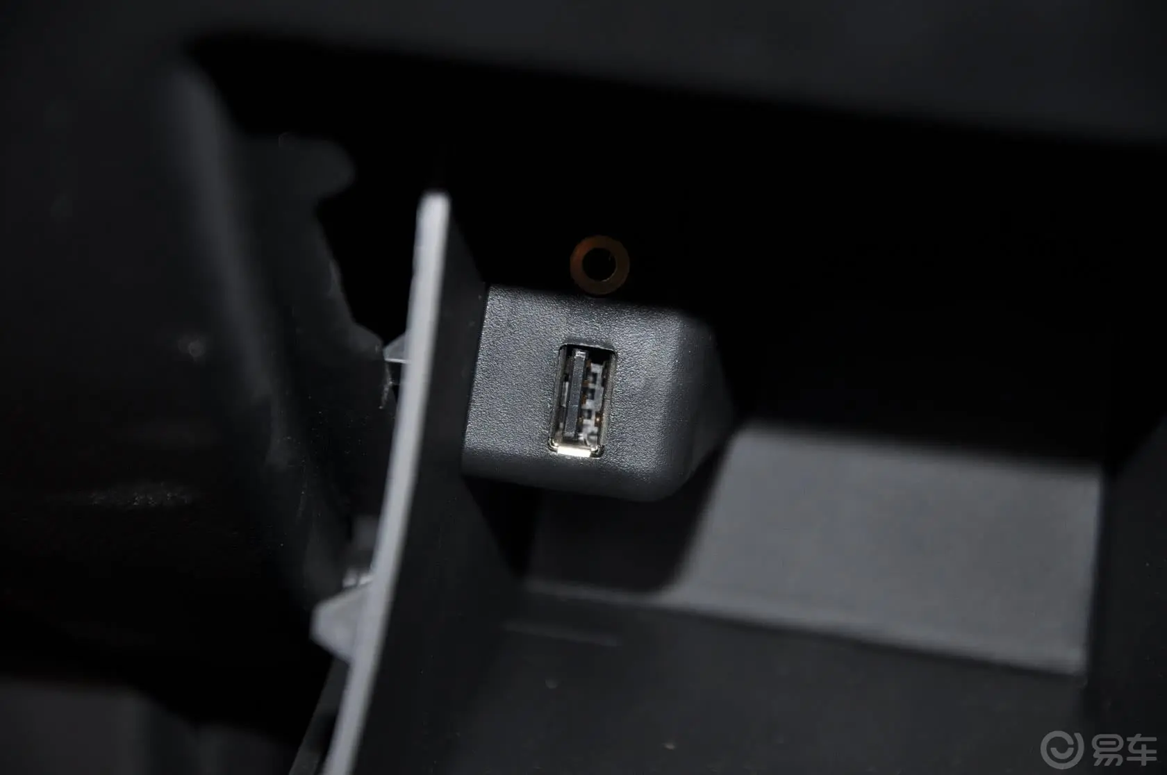 MG6掀背 1.8DVVT 自动 驾值版USB接口