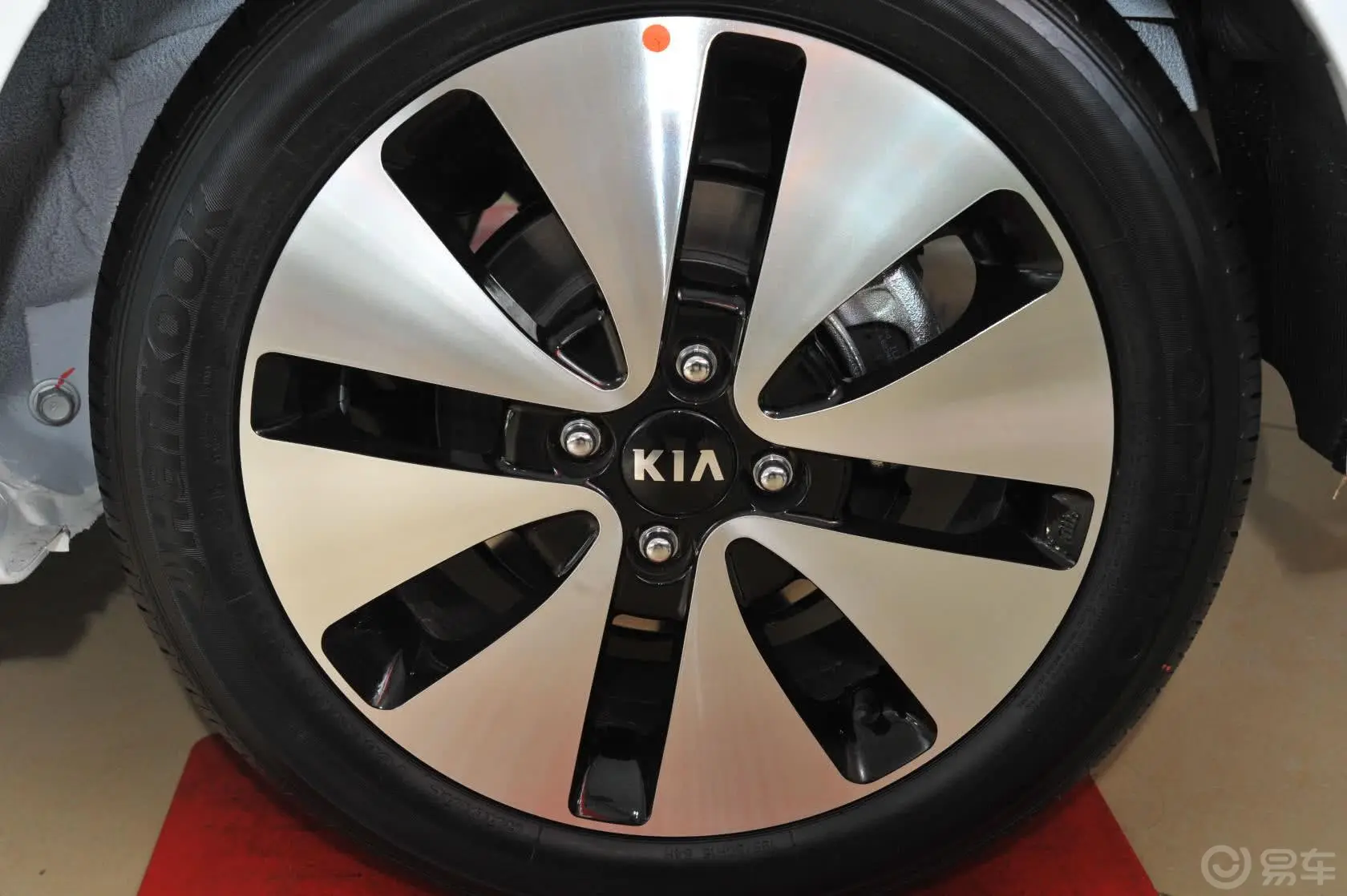 起亚K2三厢 1.6L 自动 Premium 纪念版轮圈