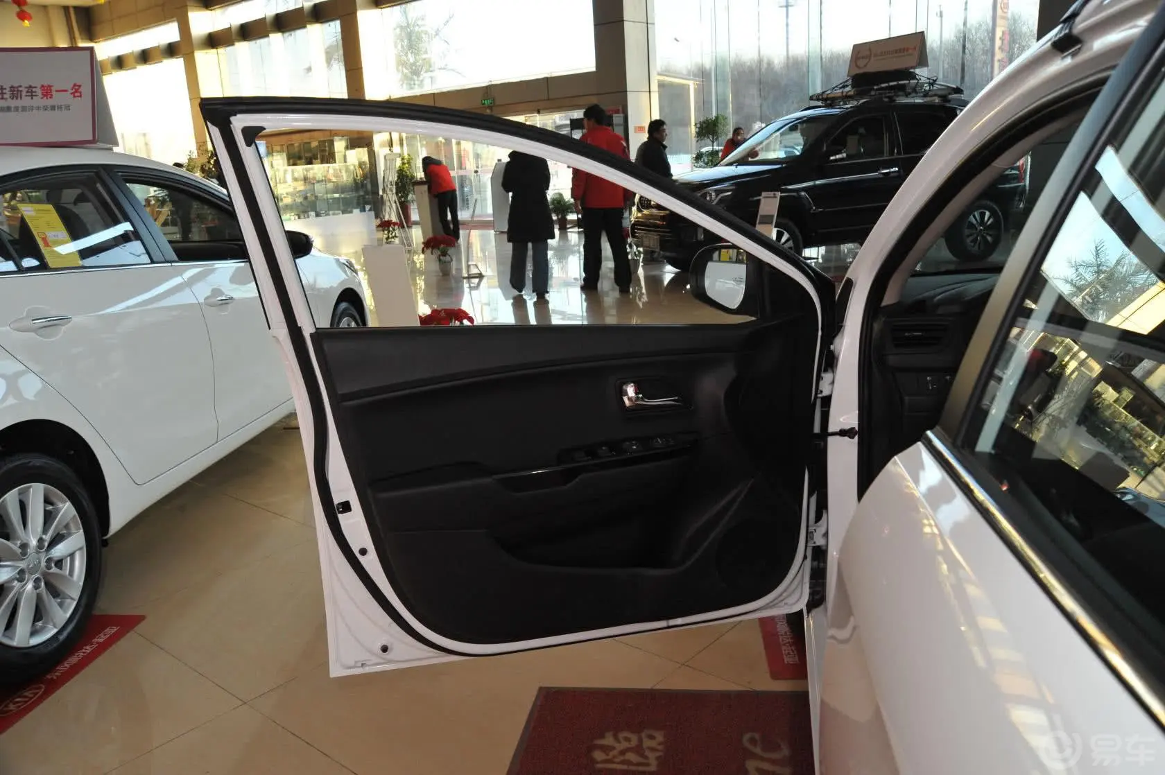 起亚K2三厢 1.6L 自动 Premium 纪念版驾驶员侧车门内门板