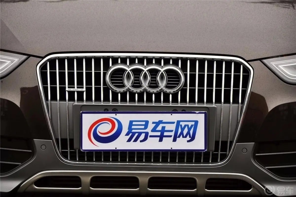 奥迪A4(进口)40TFSI allroad quattro前格栅侧俯拍