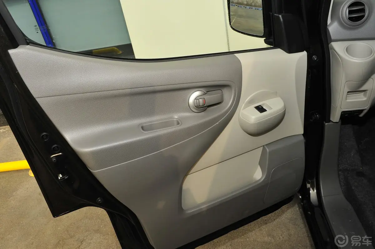 日产NV2001.6L CVT 尊贵版 国4驾驶员侧车门内门板