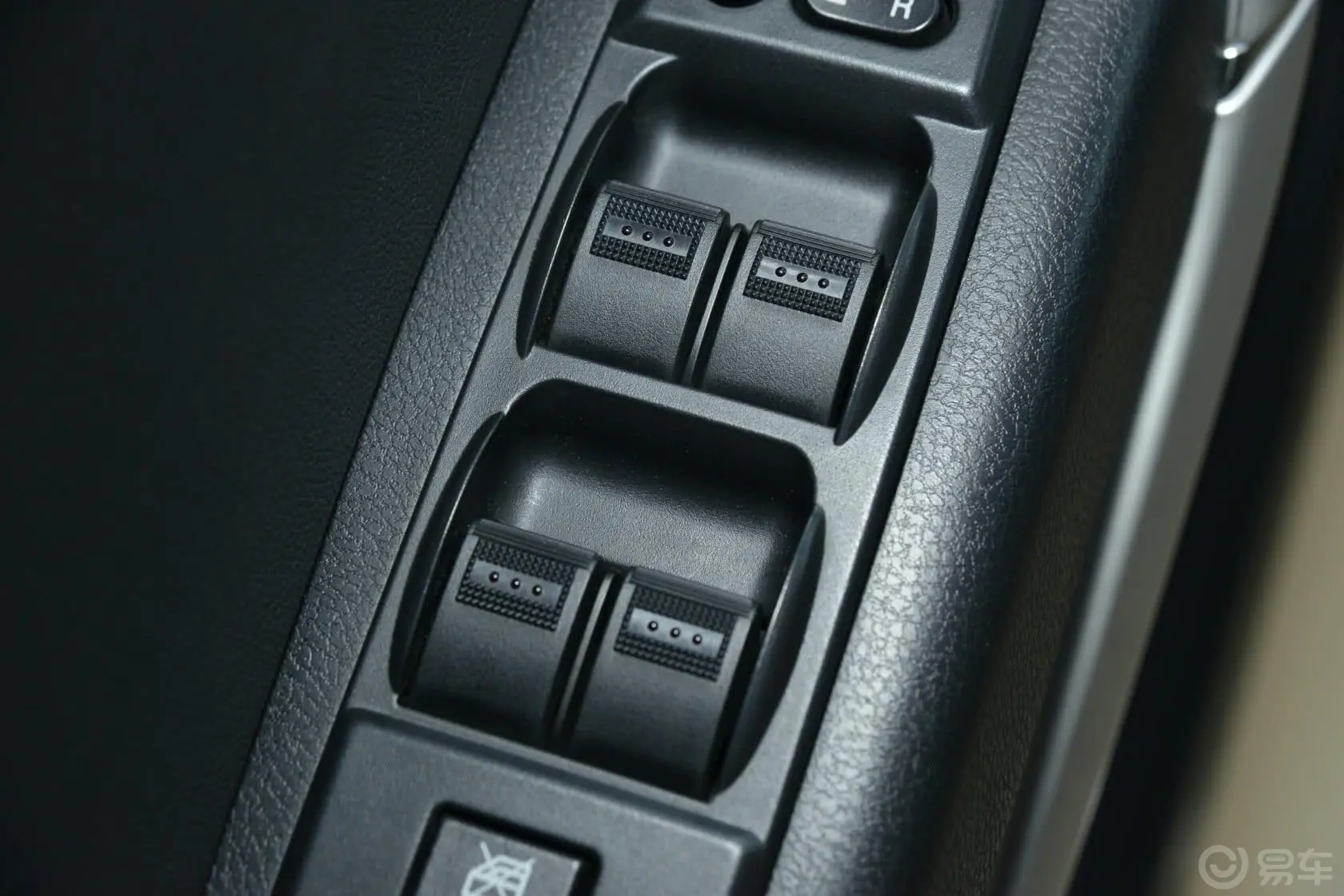 奔腾X802.0L 手动 豪华版车窗升降键