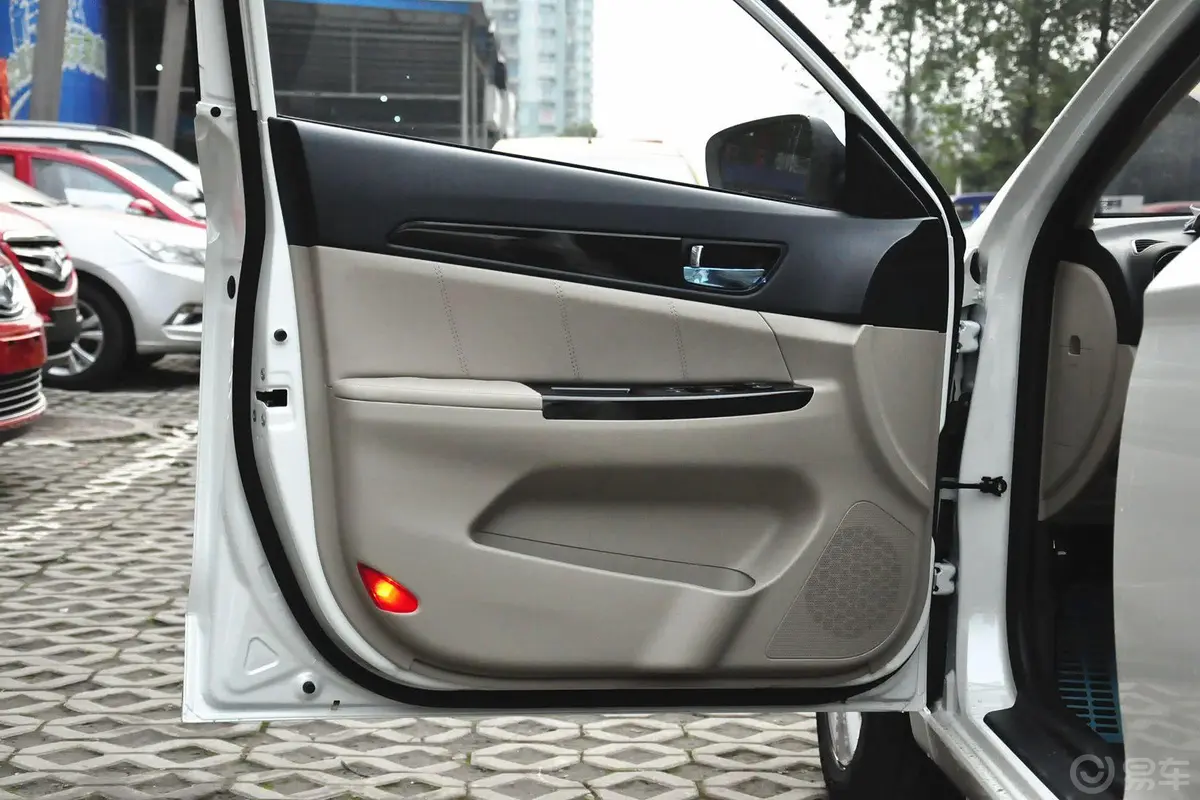 逸动1.6L 自动 尊贵型驾驶员侧车门内门板