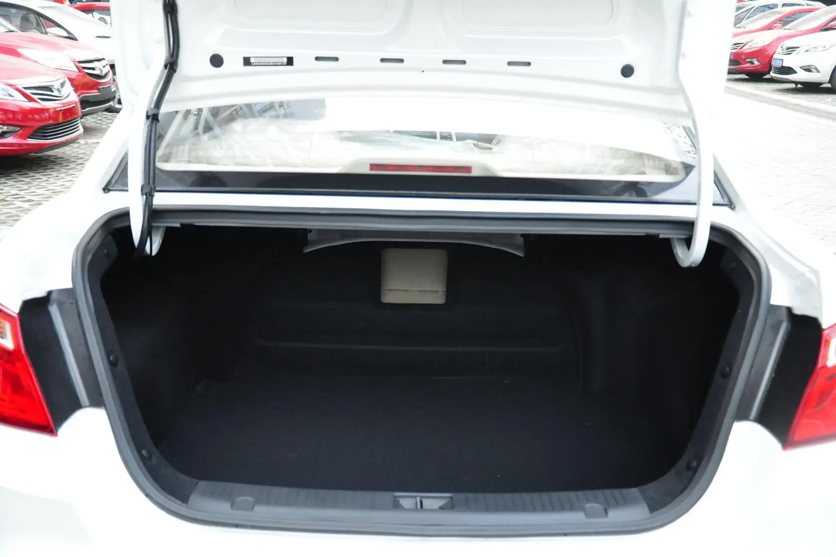 逸动1.6L 自动 尊贵型行李箱空间
