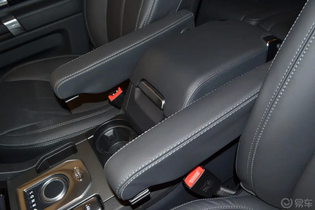 发现第四代 3.0 V6 SC HSE Luxury 汽油版前排中央扶手箱