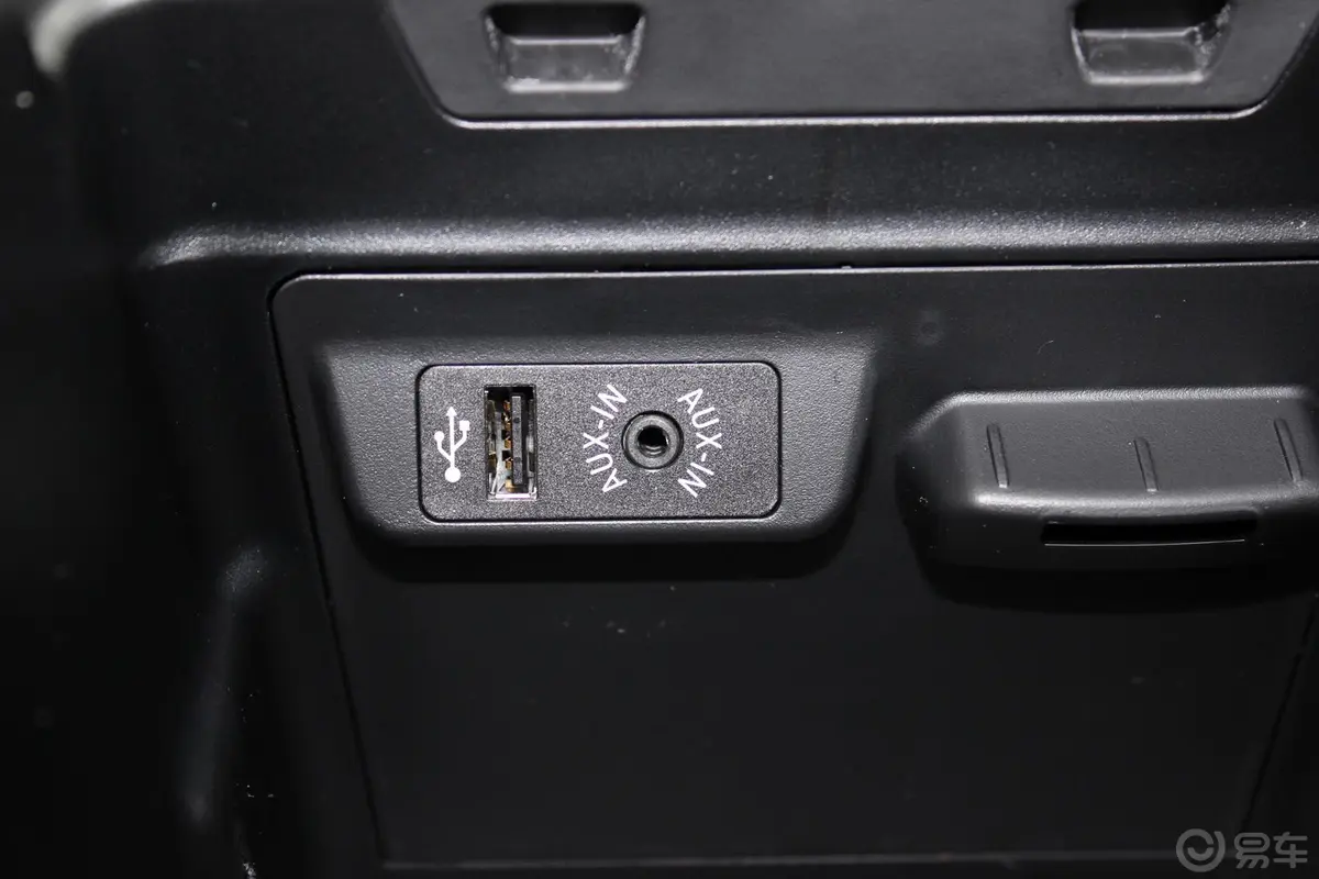 宝马X5(进口)xDrive35i 豪华型USB接口