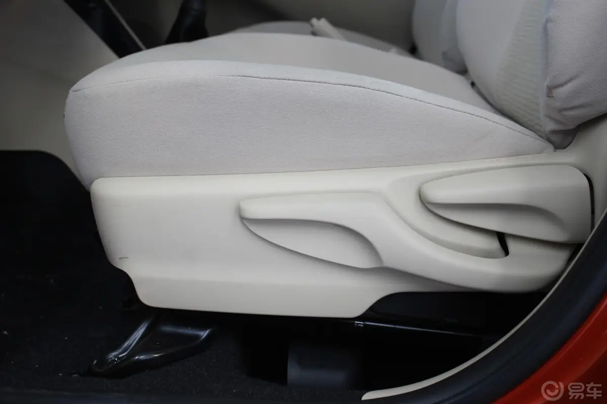 威驰1.5L 手动 智尚版座椅调节键