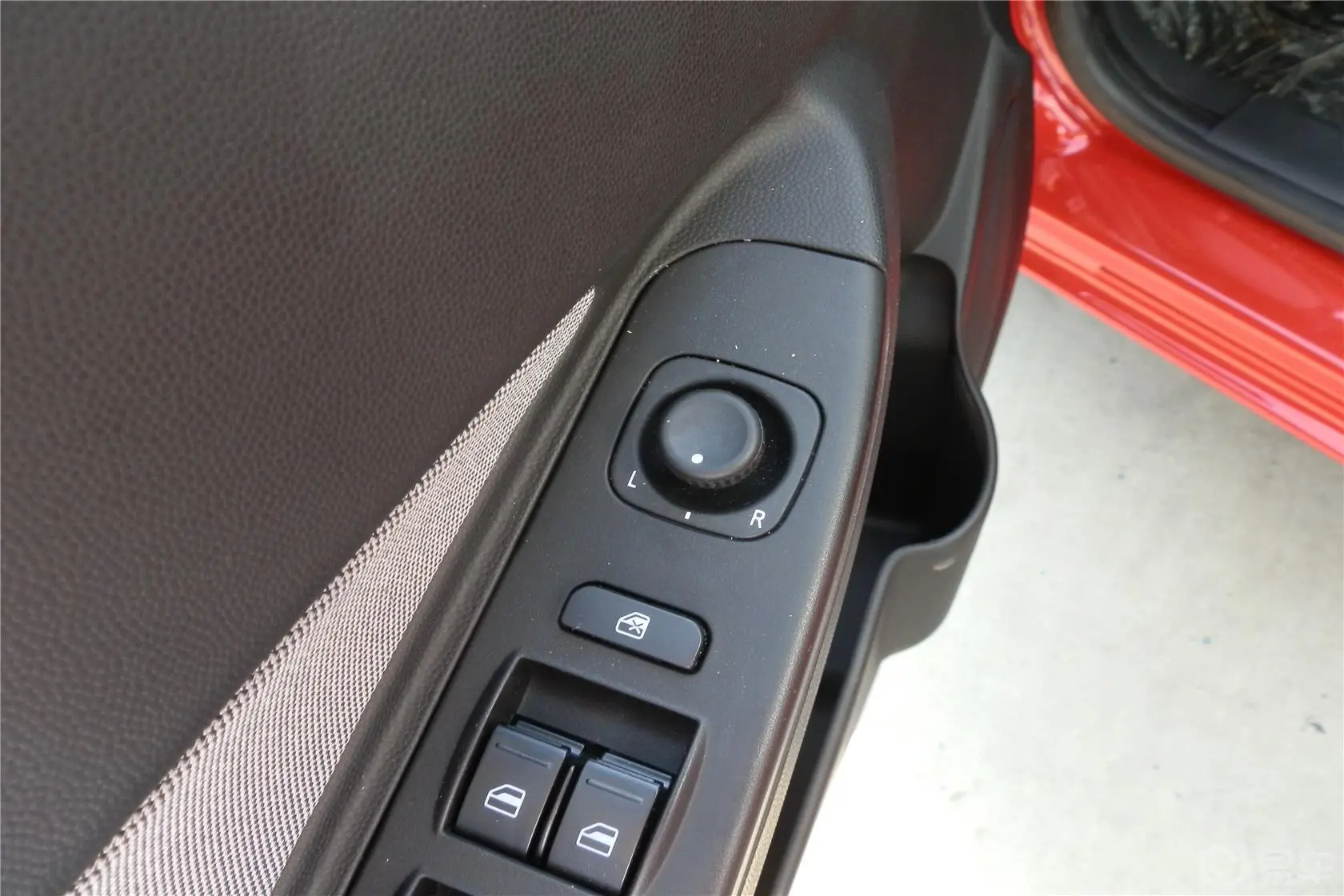 欧朗两厢 1.5L 自动 舒适型外后视镜控制键