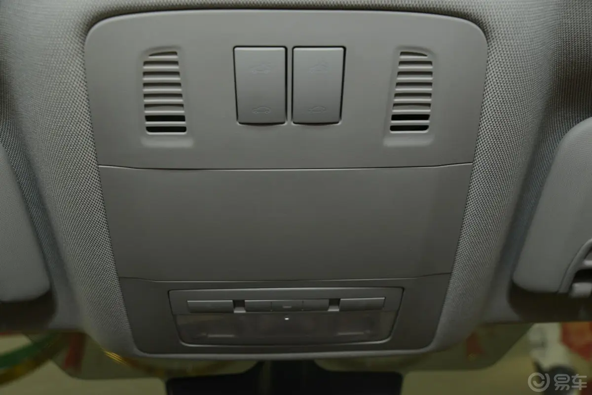 君威GS 2.0T 自动 豪情运动版前排车顶中央控制区