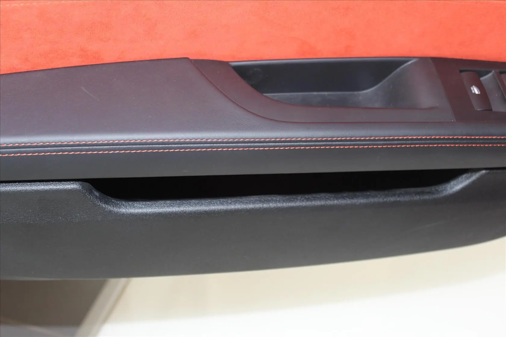 宝马Z4sDrive20i 手自一体 领先版驾驶员门储物盒