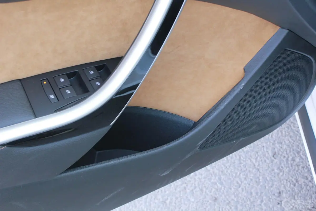 英朗XT 1.6L 自动 时尚型 Alcantara版驾驶员门储物盒
