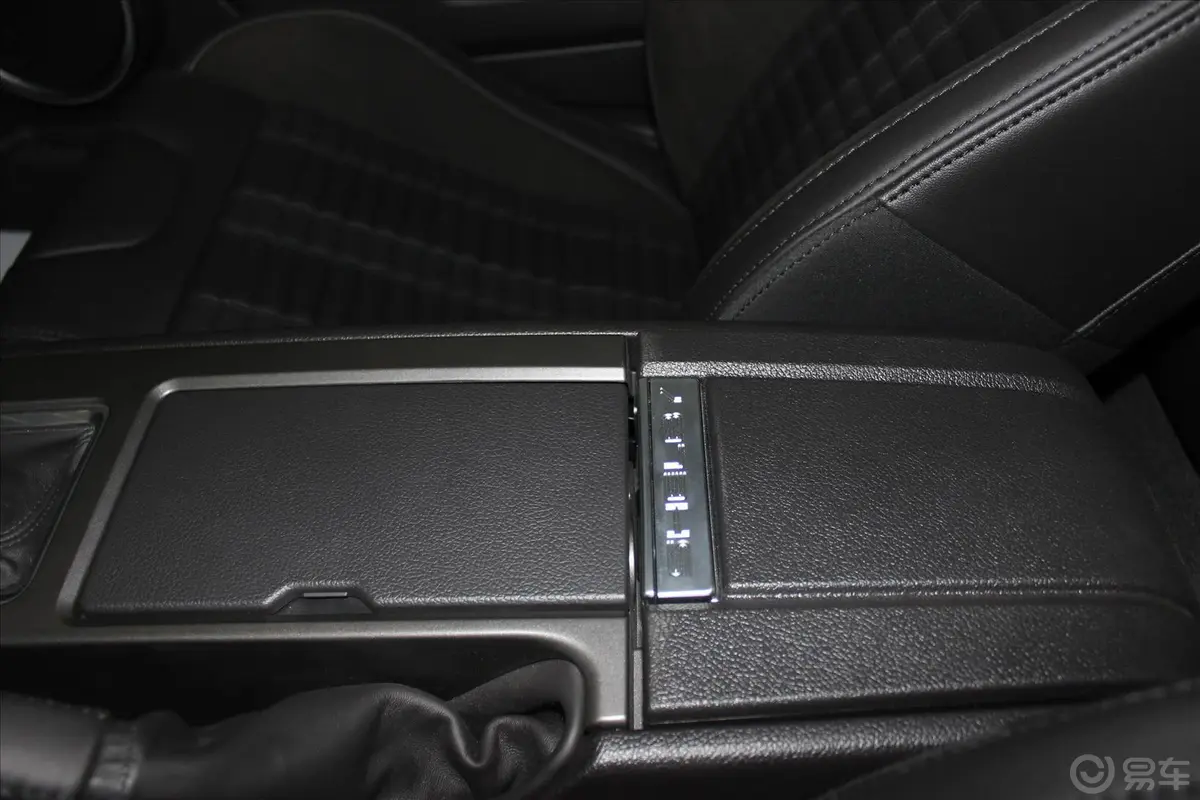 Mustang5.8T 手动 GT500前排中央扶手箱