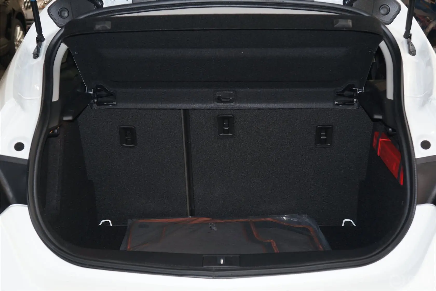 英朗XT 1.6T 自动 时尚运动型 Alcantara版行李箱空间