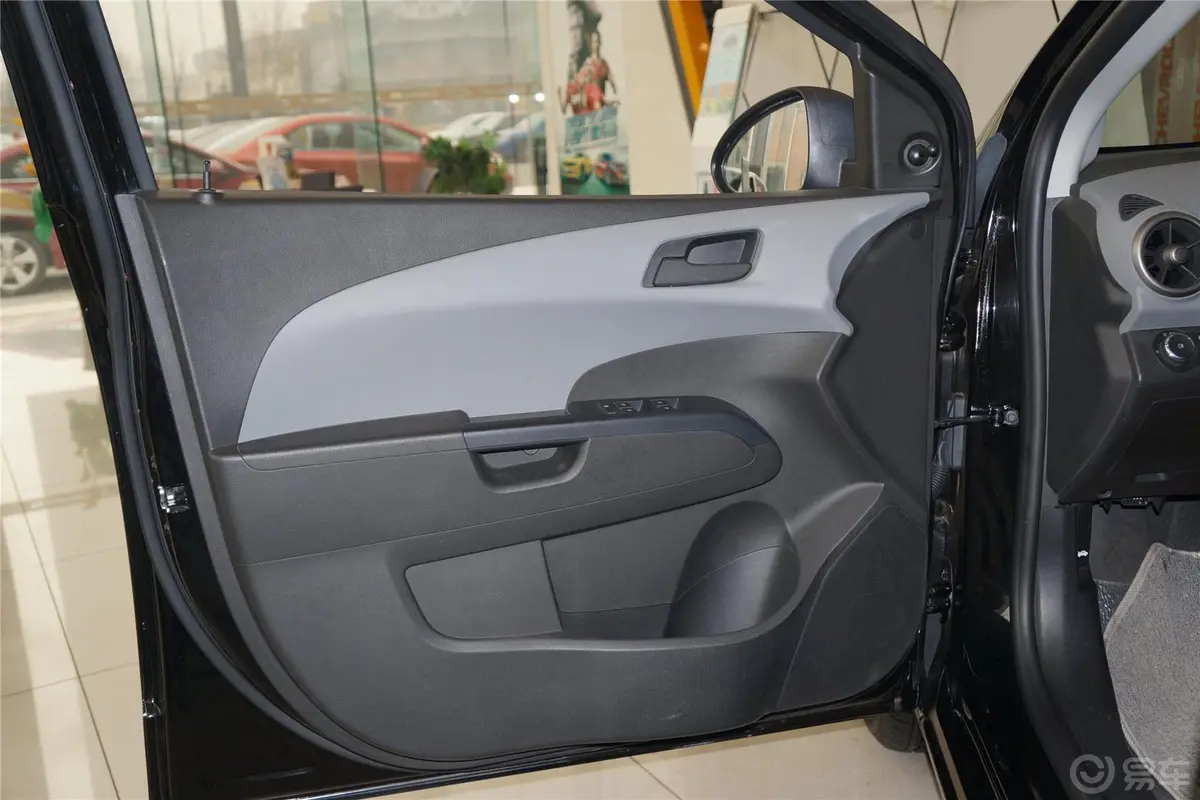 爱唯欧1.4L SL 自动 时尚天窗版驾驶员侧车门内门板