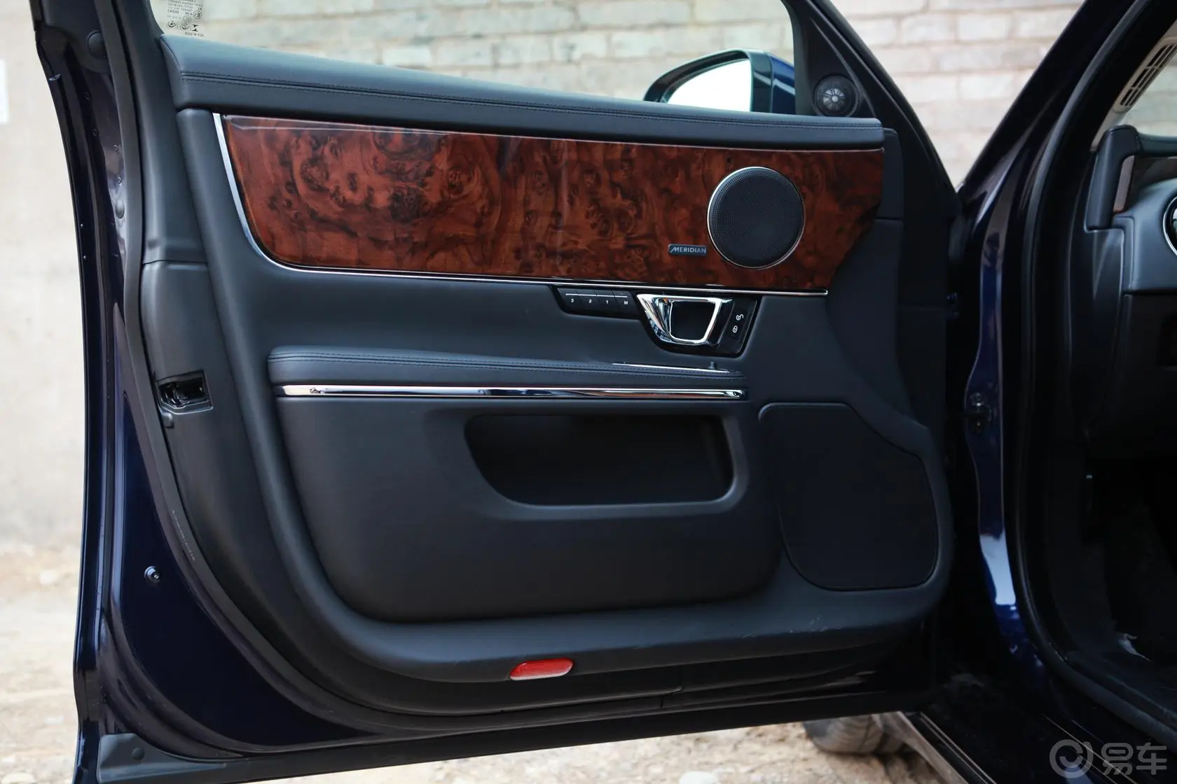 捷豹XJ2.0T 手自一体 两驱 尊享商务版驾驶员侧车门内门板