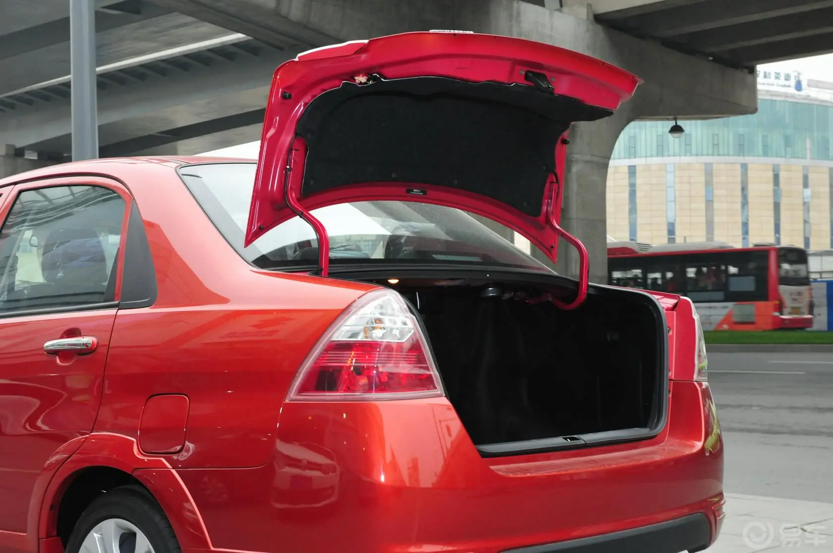 利亚纳A6三厢 1.4L 手动 梦想型行李厢开口范围