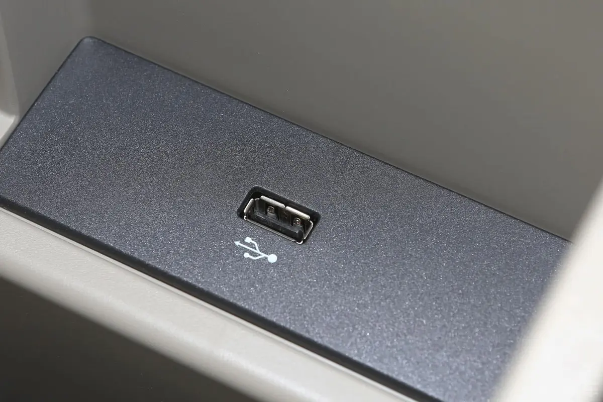 福克斯三厢 1.6L 自动 舒适型USB接口
