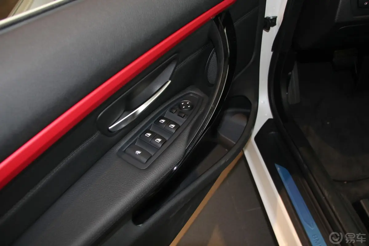 宝马4系敞篷轿跑车 428i 运动设计套装驾驶员门储物盒