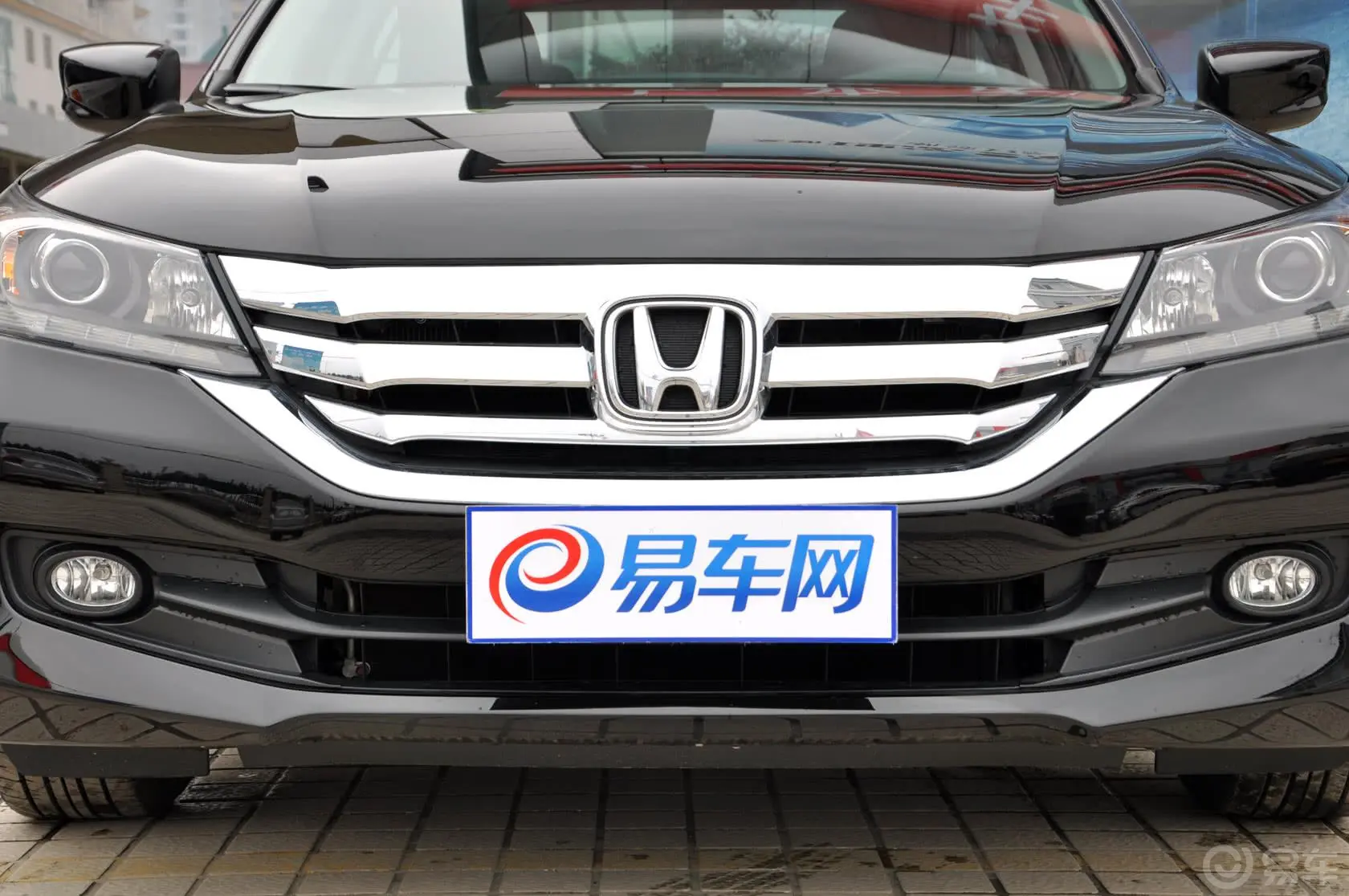 雅阁2.0L LX 舒适版前格栅侧俯拍