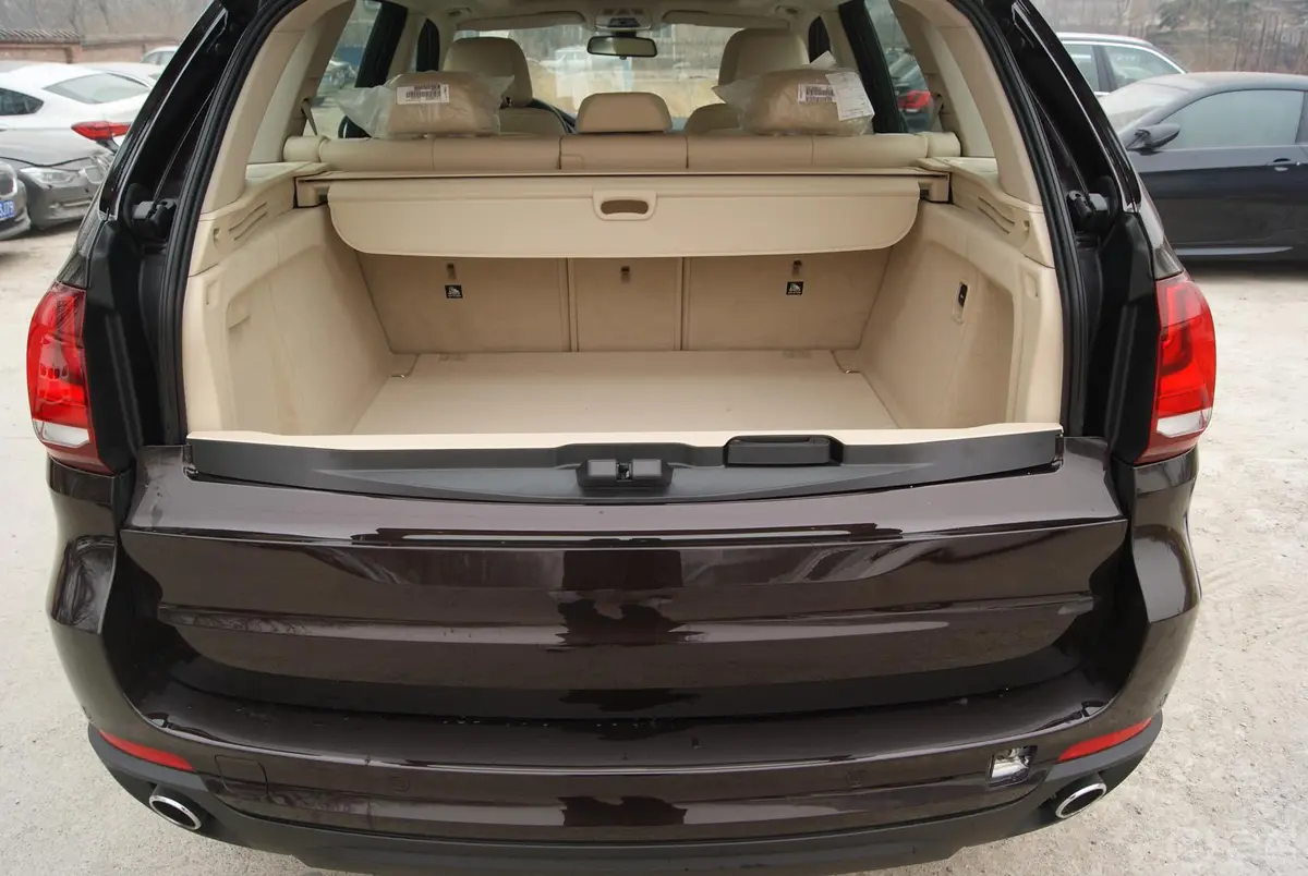 宝马X5(进口)xDrive35i 尊享型行李箱空间