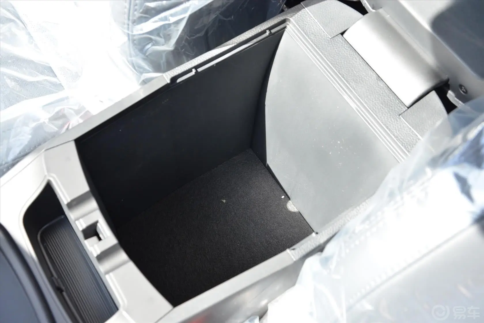 胜达改款 2.0T DLX 四驱 自动 尊贵型前排中央扶手箱空间