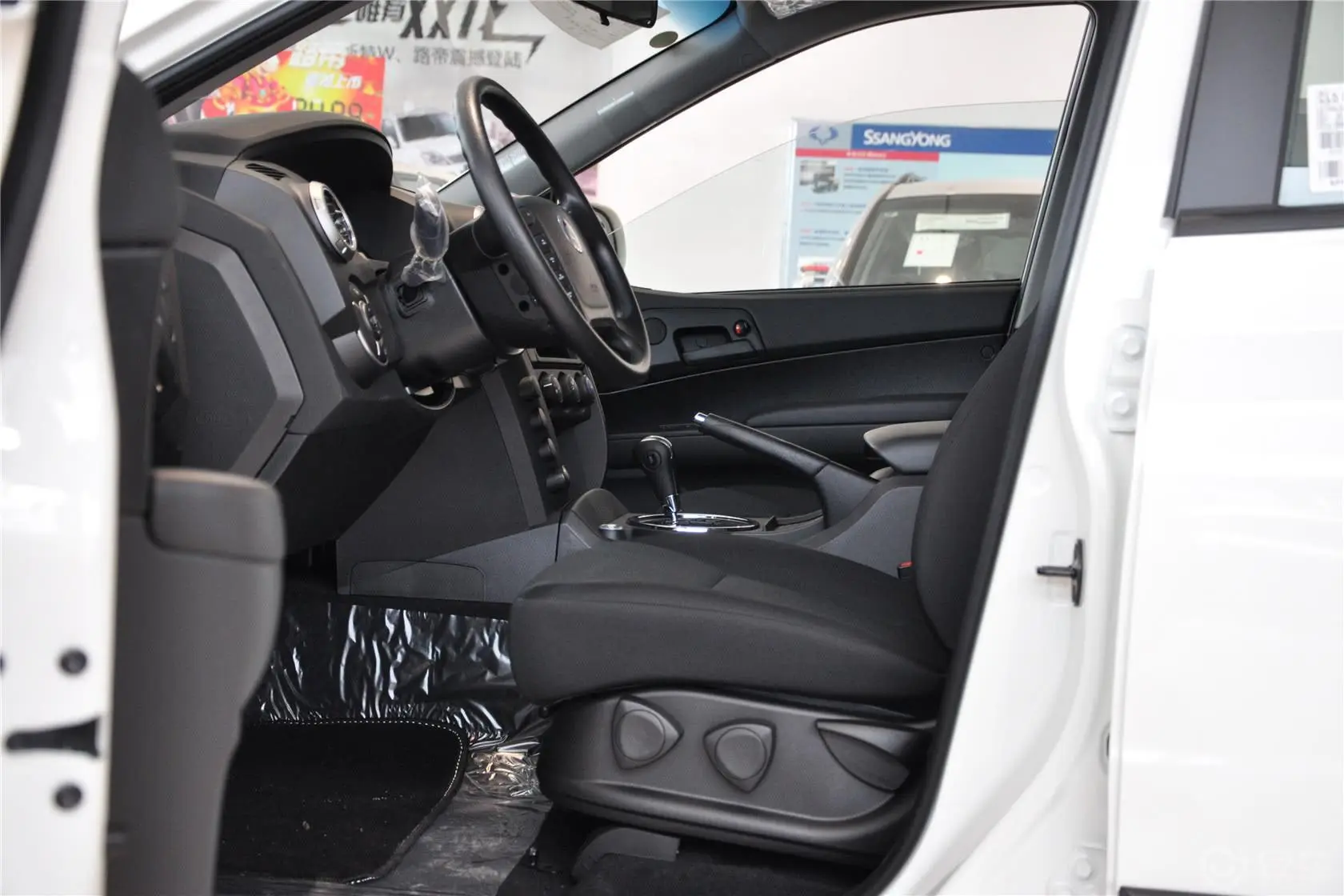 爱腾2.3L 汽油 两驱自动舒适版前排空间
