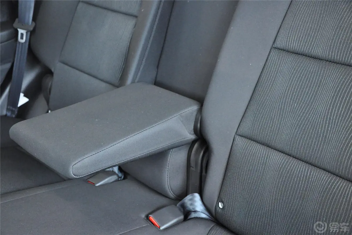 爱腾2.3L 汽油 两驱自动舒适版后排扶手