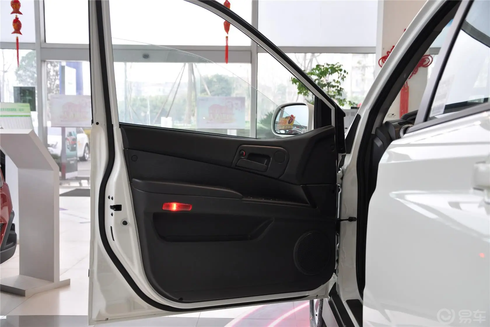 爱腾2.3L 汽油 两驱自动舒适版驾驶员侧车门内门板