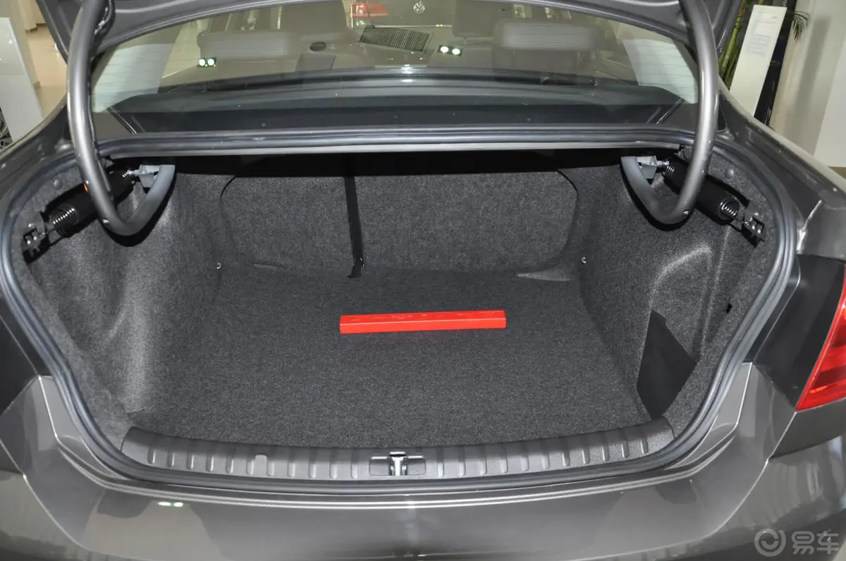 宝来1.6L 自动 舒适型行李箱空间