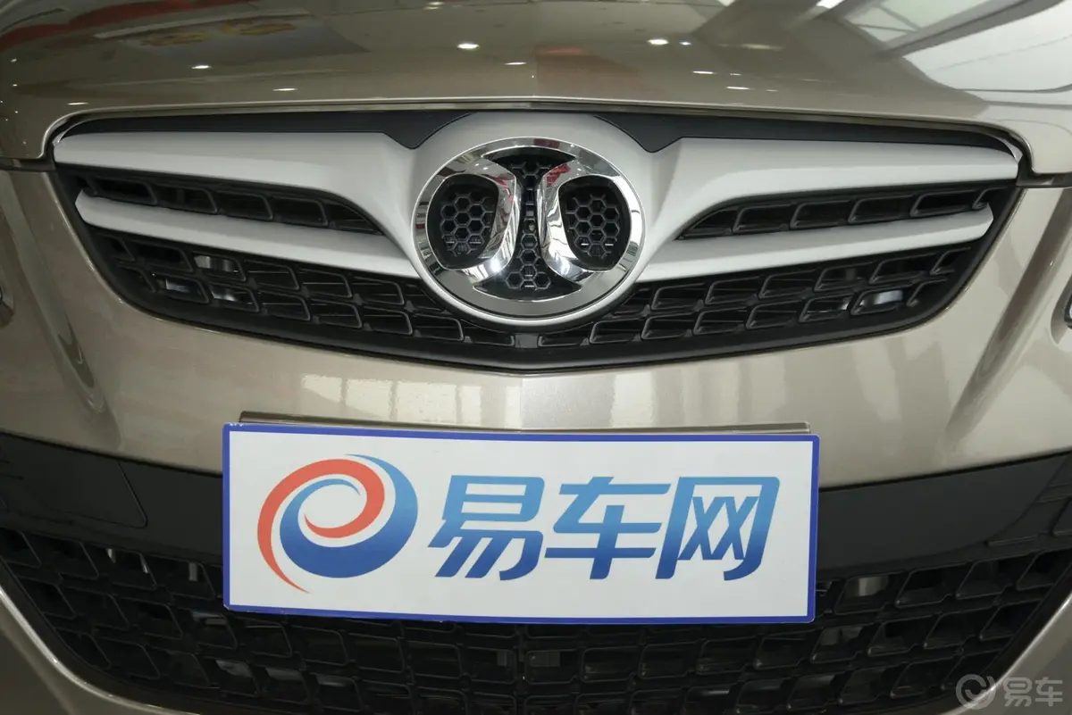 北京汽车E系列两厢 1.3L 乐天手动版前格栅侧俯拍