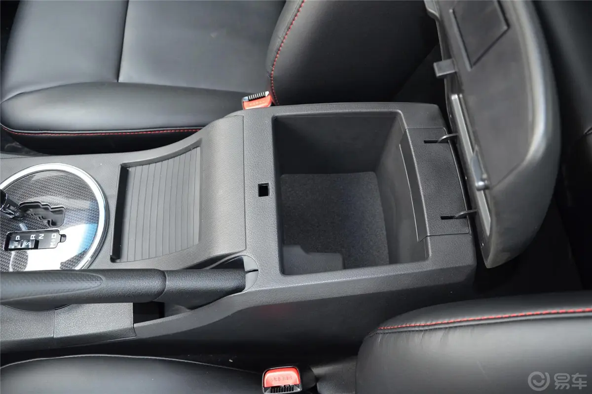爱腾2.3L 汽油 四驱自动豪华版前排中央扶手箱空间