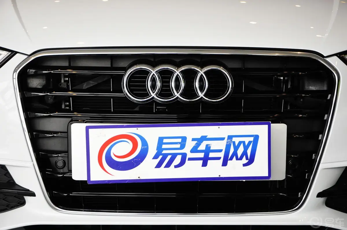 奥迪A3(进口)Sportback 40 TFSI S line 豪华型前格栅侧俯拍