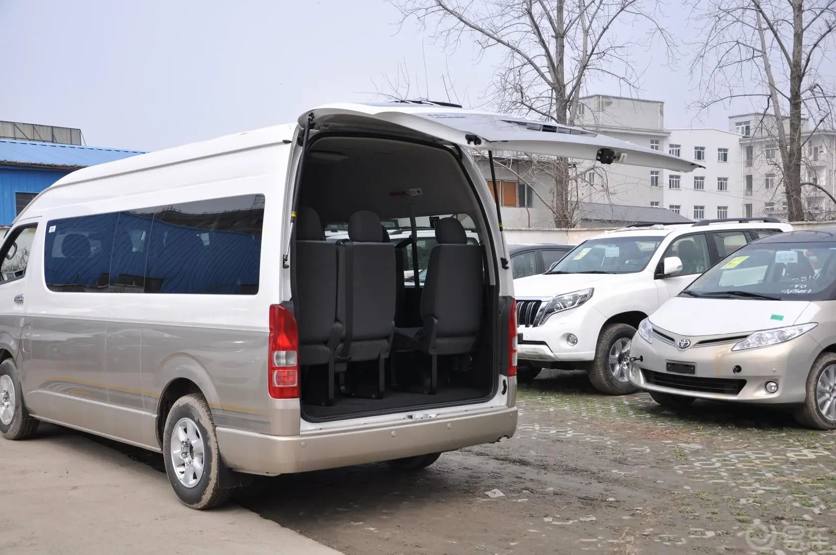 HIACE2.7L 自动 标准版 超长轴距高顶式 13座行李厢开口范围