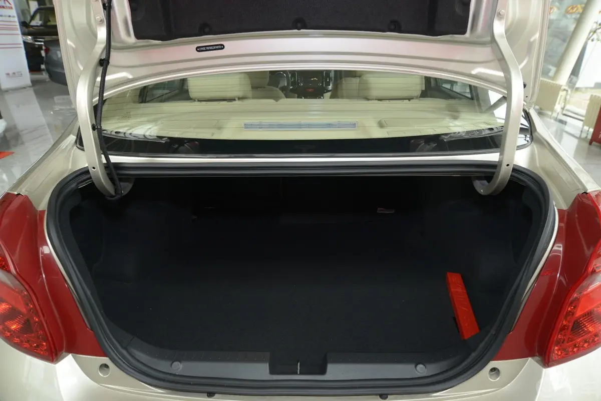奇瑞E31.5L 风尚型行李箱空间