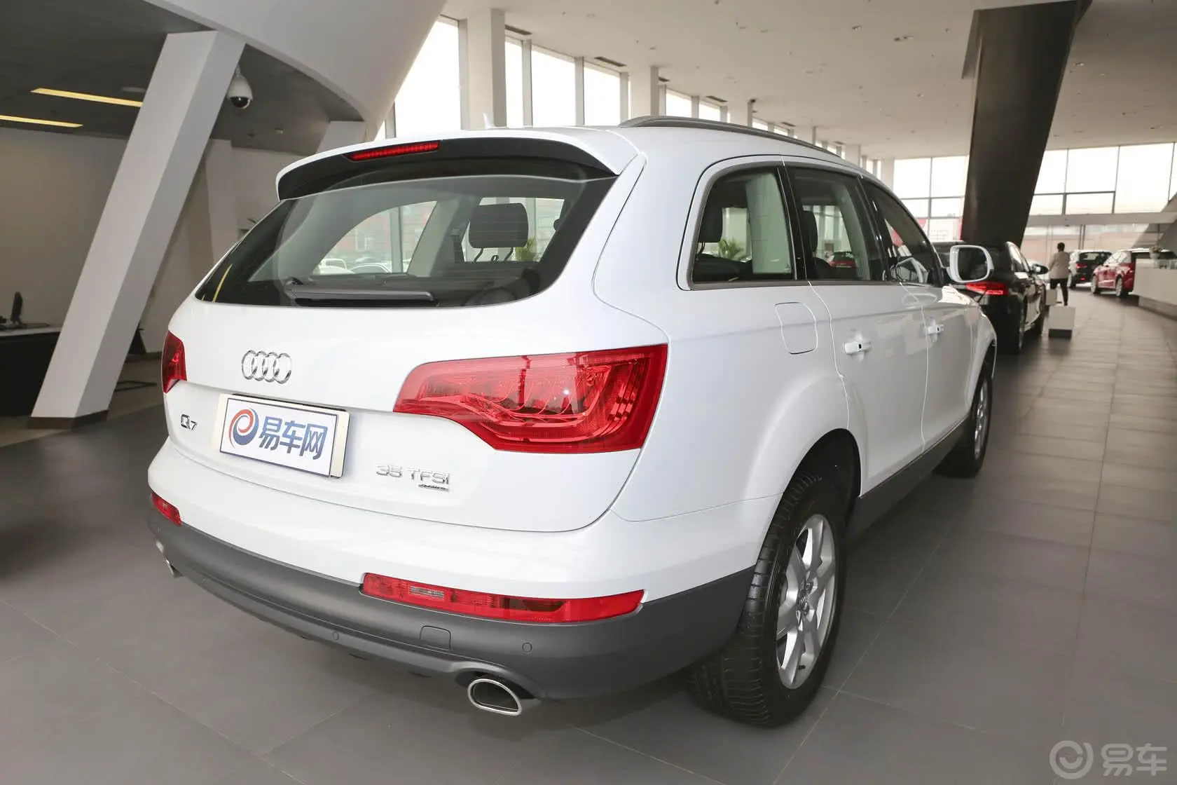 奥迪Q735 TFSI quattro 进取型侧后45度车头向右水平