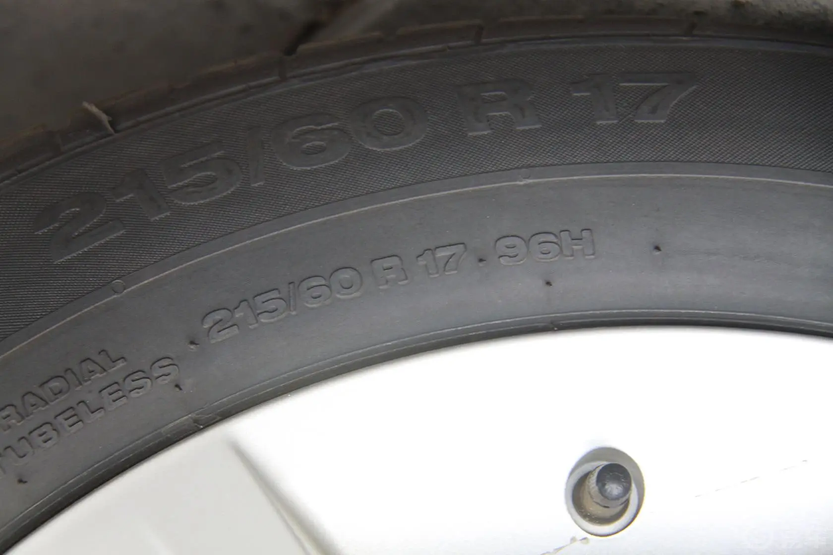 指南者(进口)改款 2.0L CVT 进取版轮胎规格