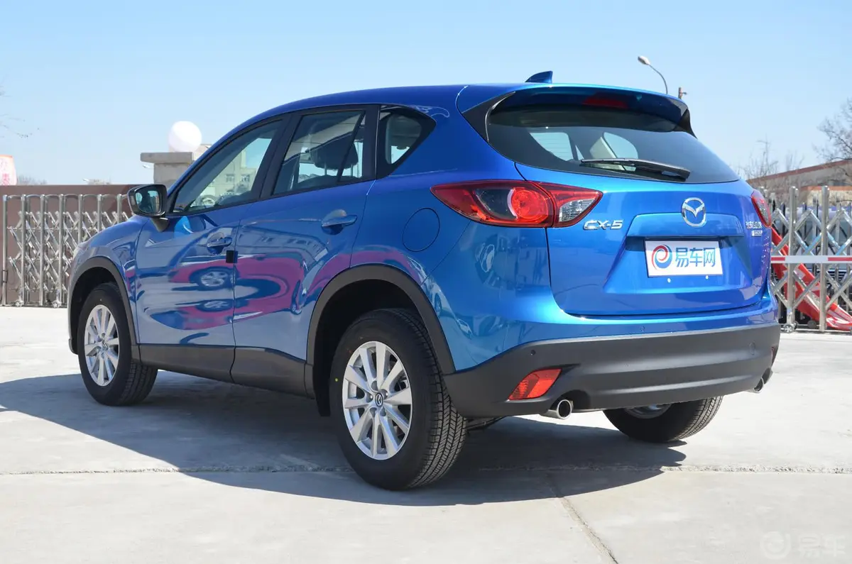 马自达CX-52.0L 自动 两驱 都市型侧后45度车头向左水平