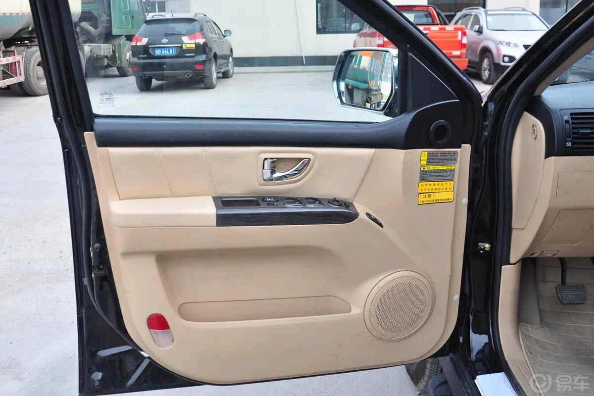 卡威W12.0L 手动 两驱 豪华型驾驶员侧车门内门板