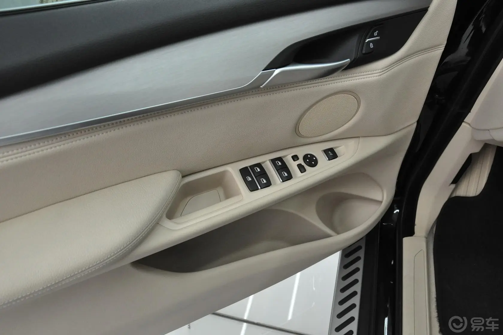 宝马X5(进口)xDrive30d驾驶员门储物盒