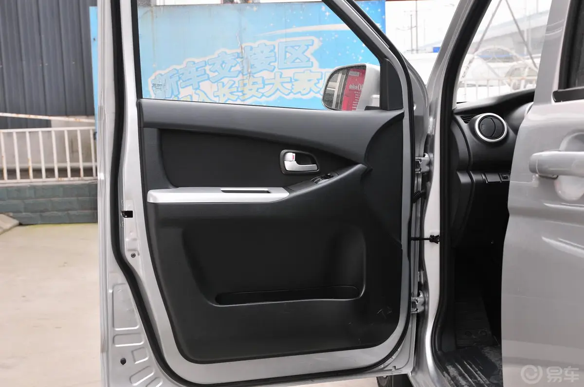欧诺S1.3L 基本型驾驶员侧车门内门板
