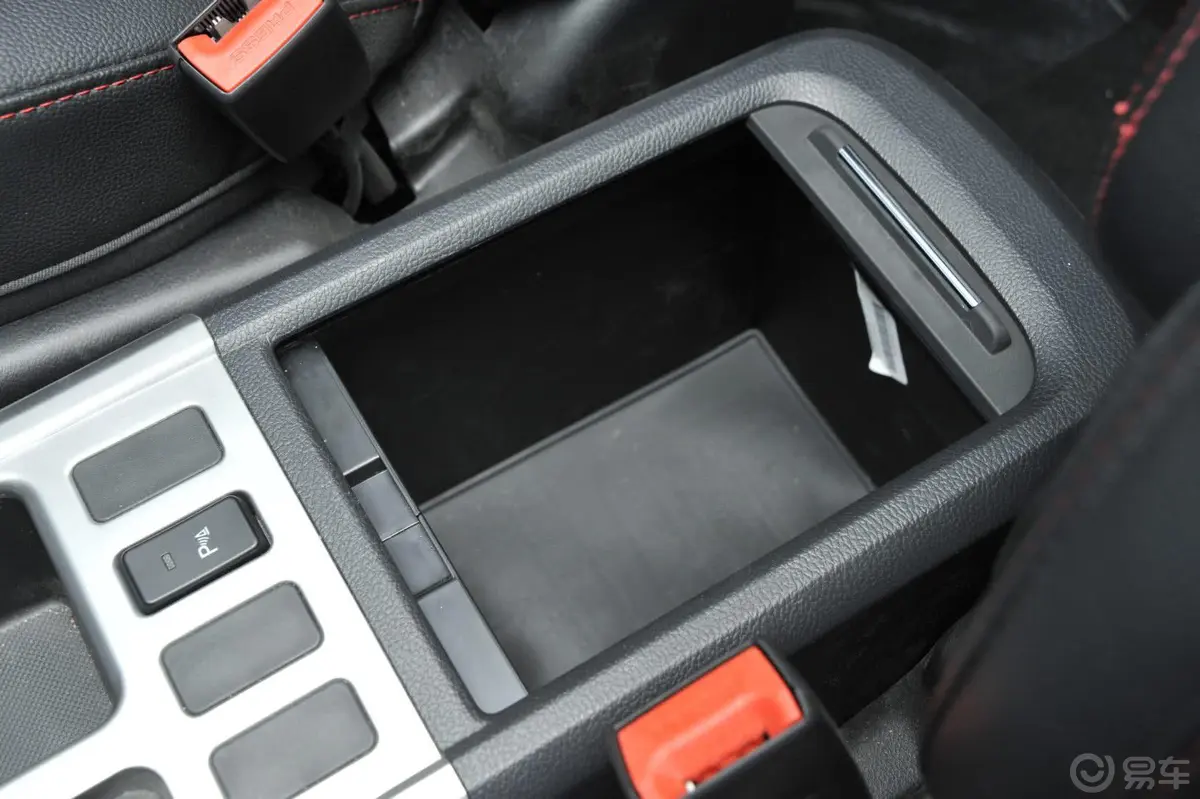 哈弗H6升级版 1.5T 手动 四驱 精英型前排中央扶手箱空间