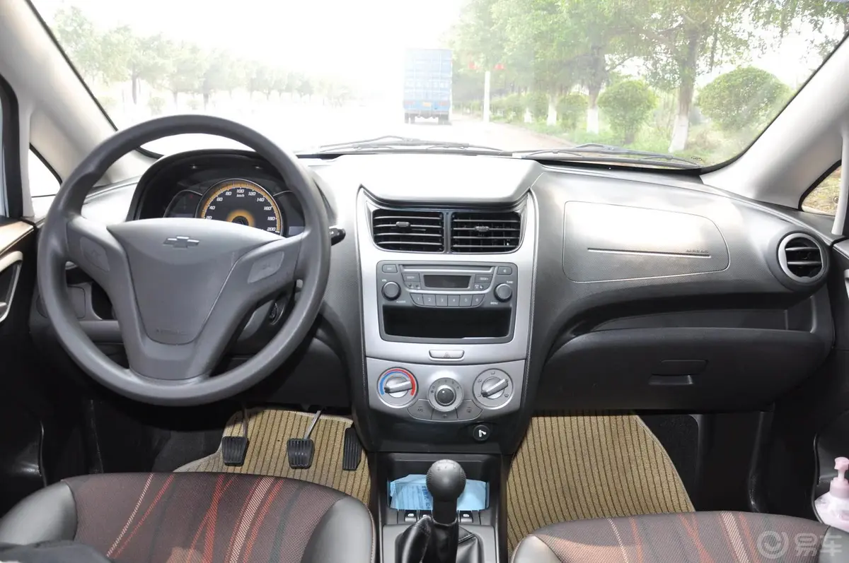 赛欧3三厢 1.4 SE MT 理想幸福版中控台驾驶员方向