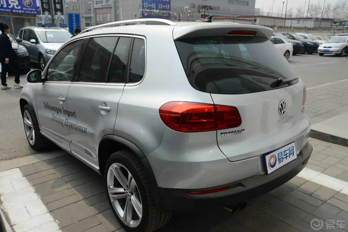 Tiguan2.0 TSI R Line侧后45度车头向左水平